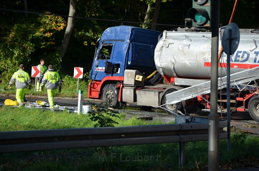 VU Tanklastzug umgestuerzt Huerth Industriestr P427.JPG